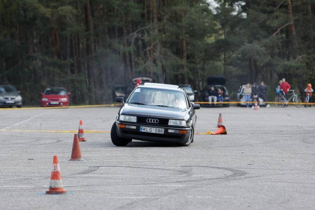 Klaipėdoje aikštelėje prie jūros įvyko automobilių slalomas