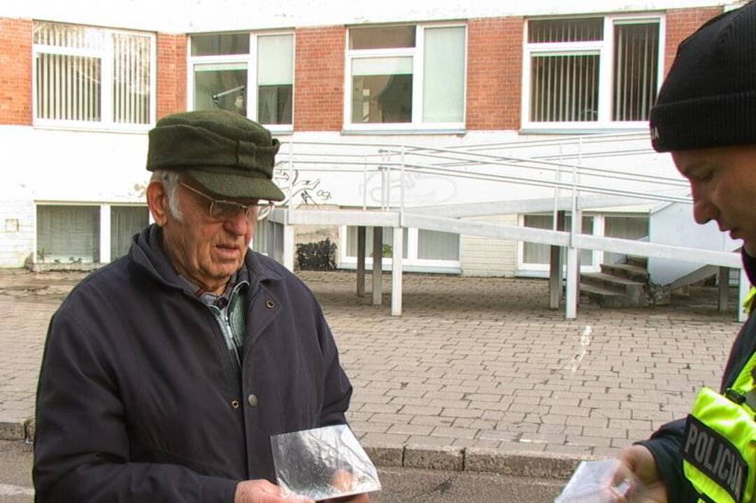Vairuotojas Klaipėdoje nuvertė stovos skaitiklį