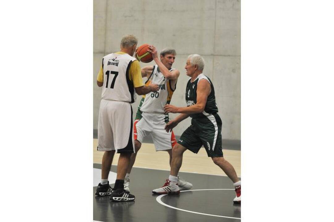 Krepšinio veteranai pagerbė legendinį trenerį