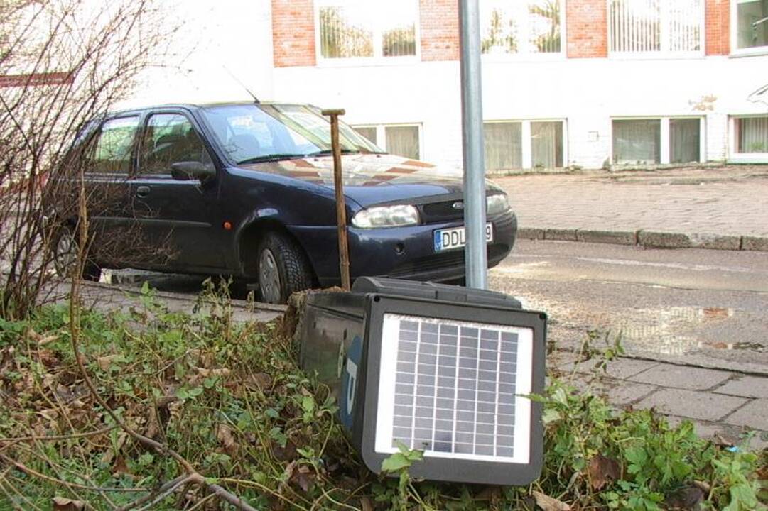 Vairuotojas Klaipėdoje nuvertė stovos skaitiklį