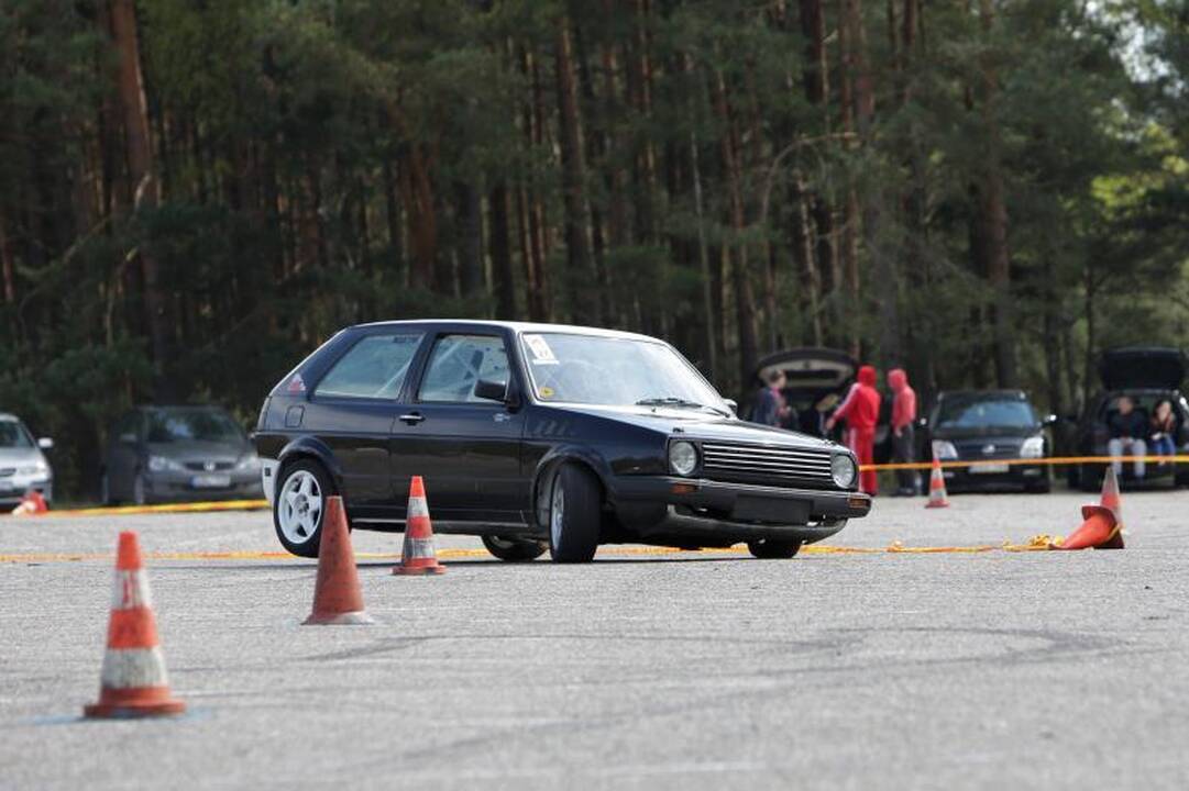 Klaipėdoje aikštelėje prie jūros įvyko automobilių slalomas