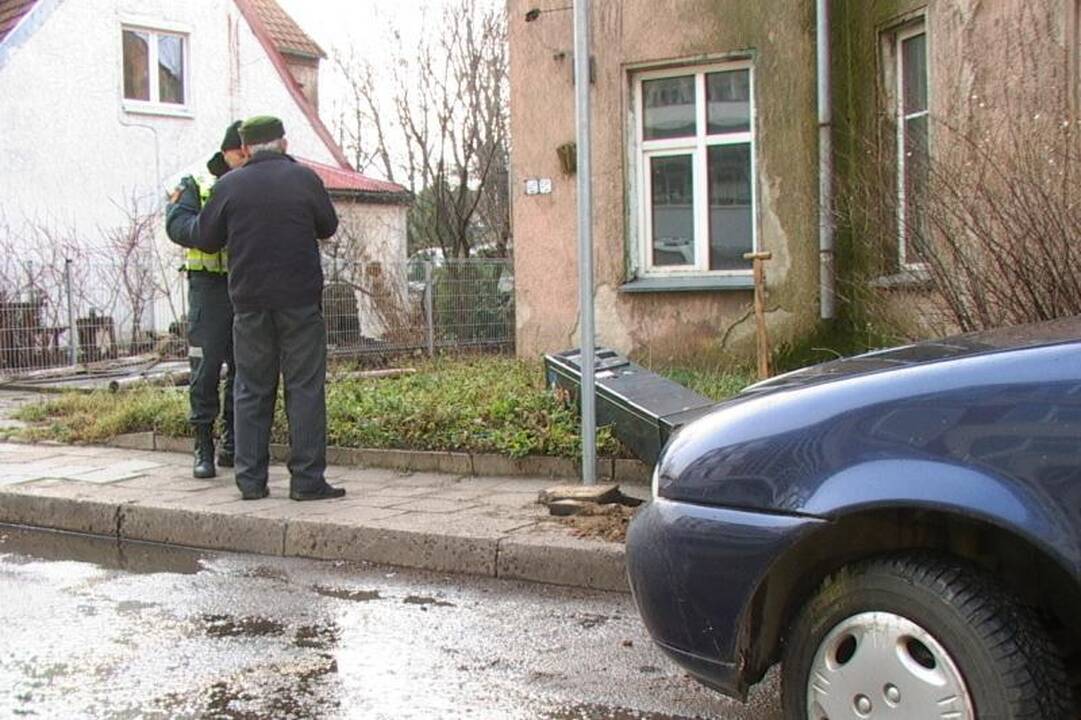 Vairuotojas Klaipėdoje nuvertė stovos skaitiklį