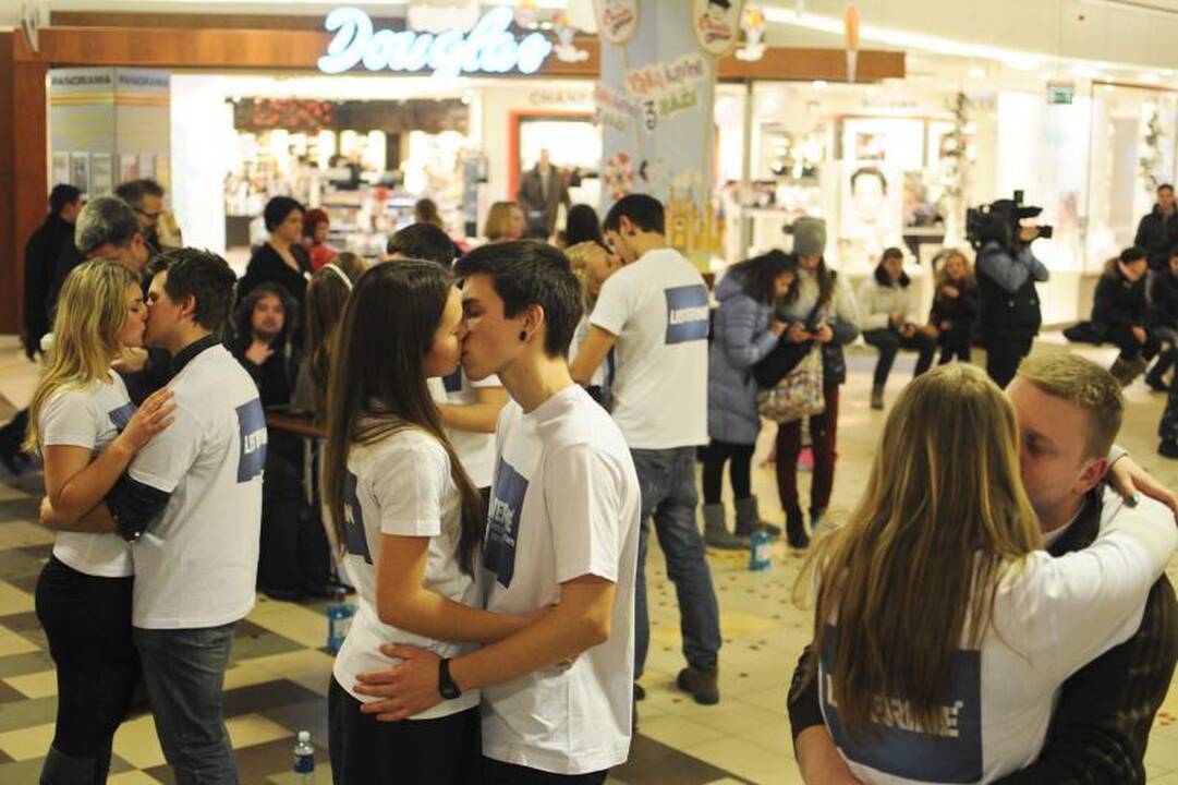 Konkurso „Ilgiausias bučinys“ nugalėtojai bučiavosi ilgiau nei 35 val.