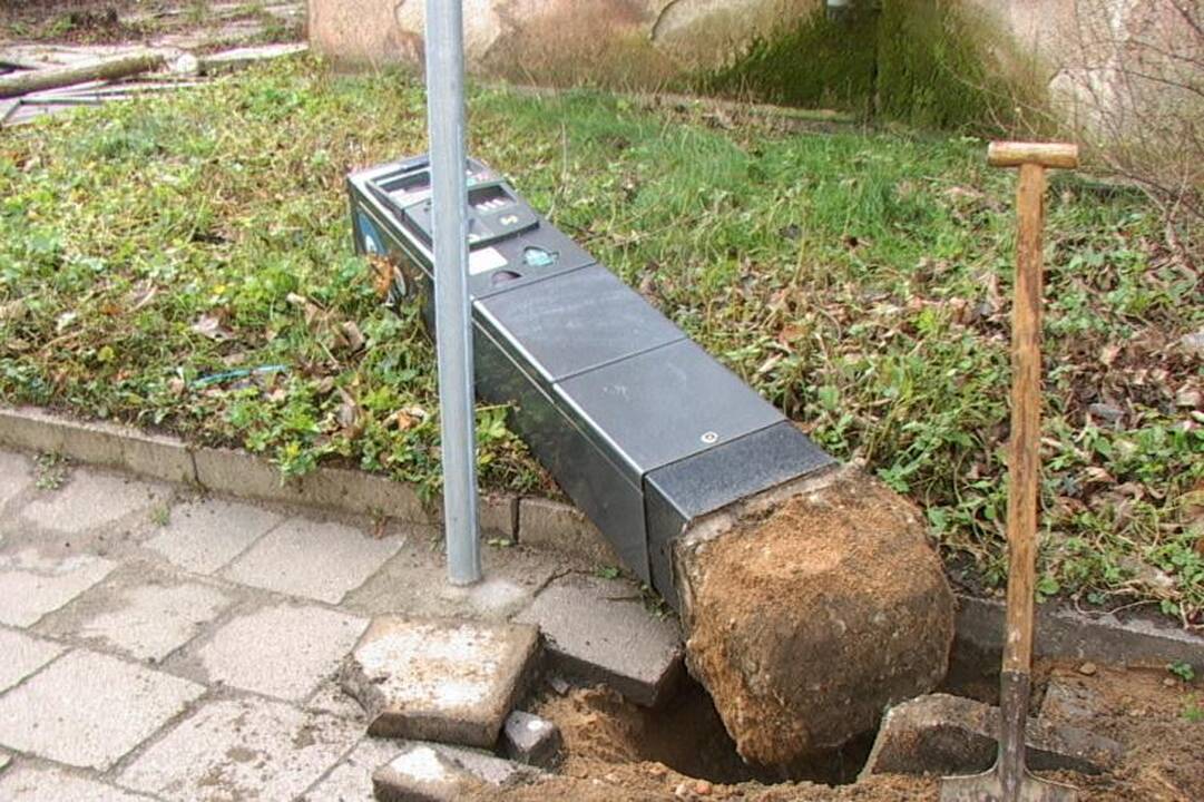 Vairuotojas Klaipėdoje nuvertė stovos skaitiklį