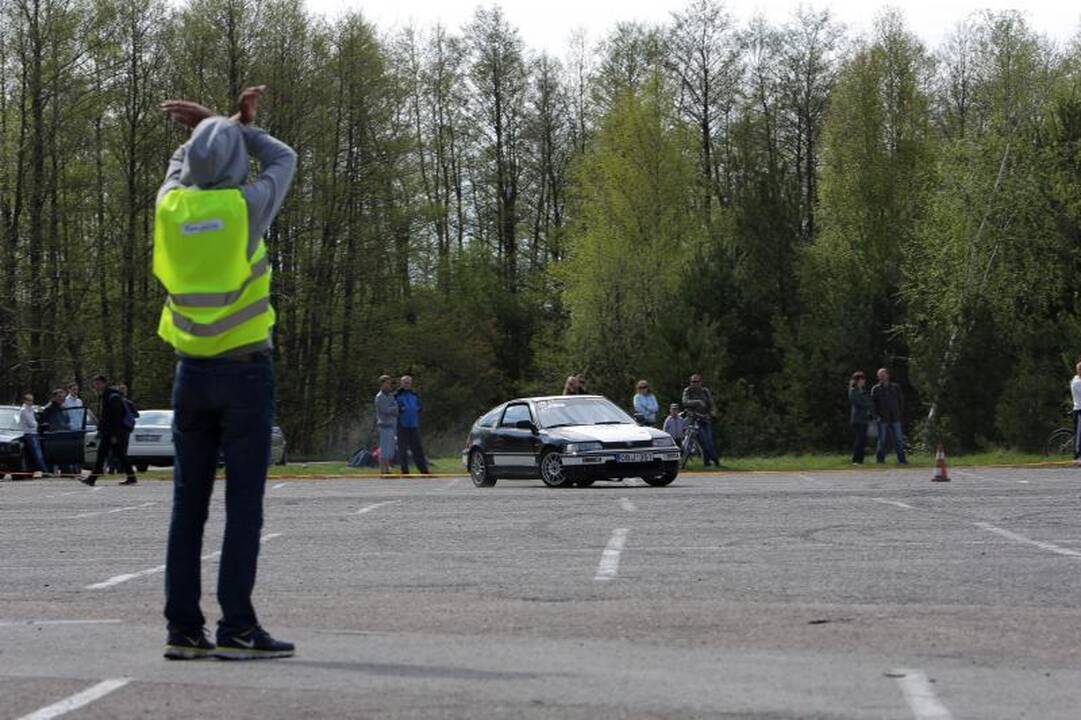 Klaipėdoje aikštelėje prie jūros įvyko automobilių slalomas