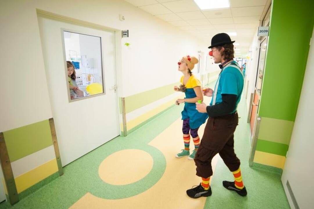Klounai sergantiems vaikams dalijo šypsenas