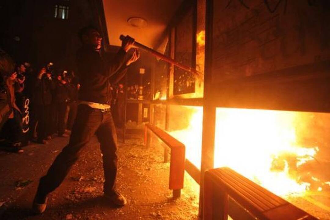 Britanijoje antrąkart dėl mokesčių už mokslą protestuojantys studentai susirėmė su policija