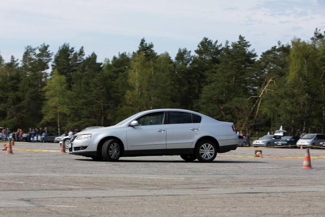 Klaipėdoje aikštelėje prie jūros įvyko automobilių slalomas