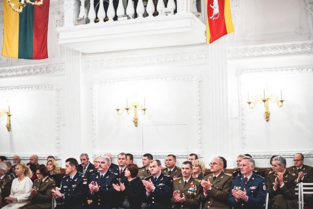 Nežinomo kareivio kapą nuklojo glėbiai gėlių