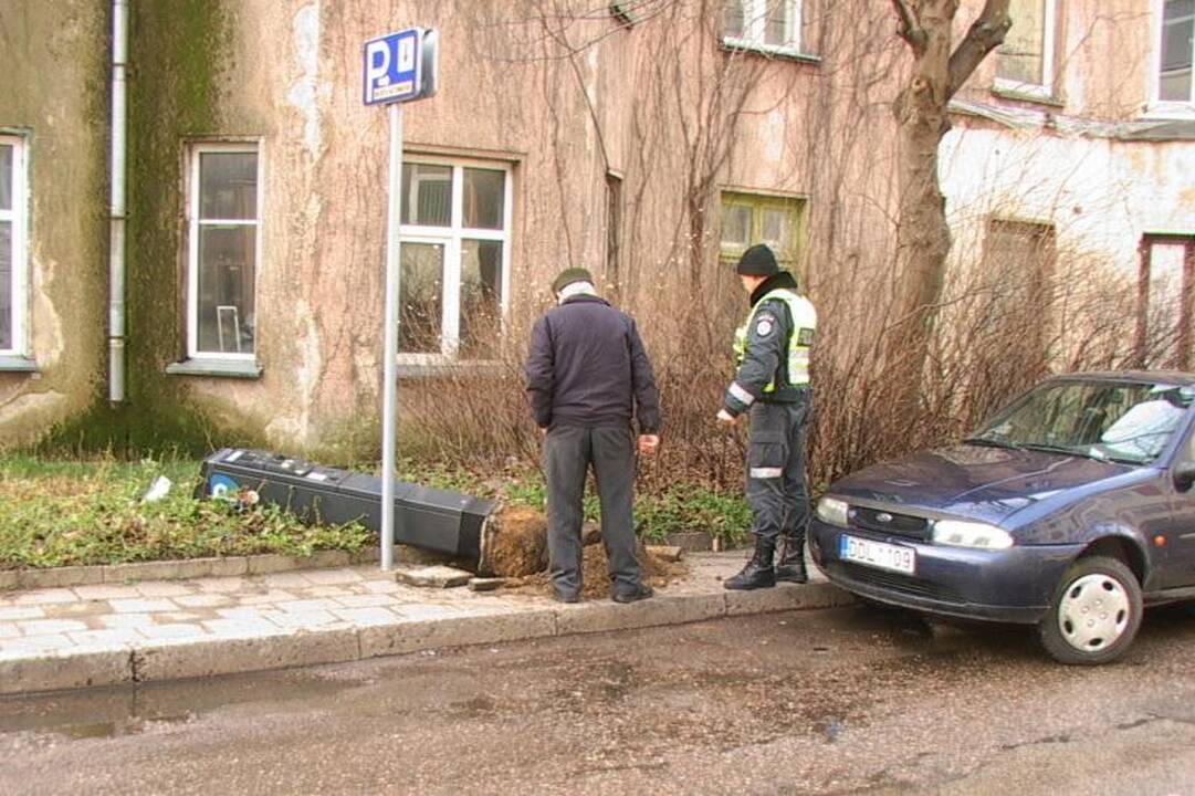 Vairuotojas Klaipėdoje nuvertė stovos skaitiklį