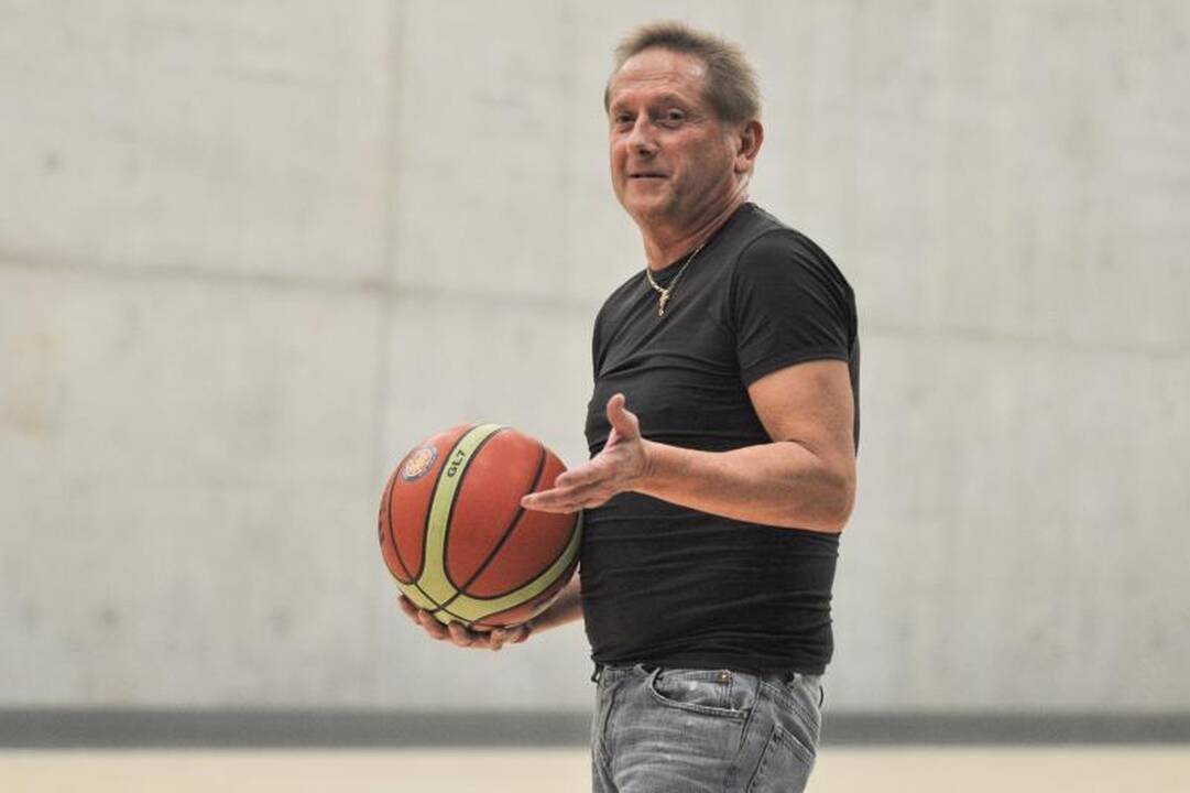 Krepšinio veteranai pagerbė legendinį trenerį