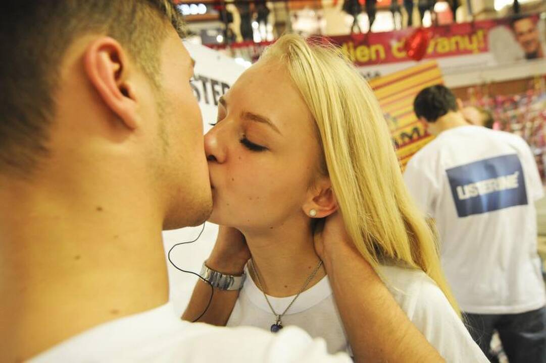Konkurso „Ilgiausias bučinys“ nugalėtojai bučiavosi ilgiau nei 35 val.