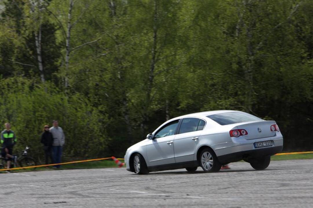 Klaipėdoje aikštelėje prie jūros įvyko automobilių slalomas