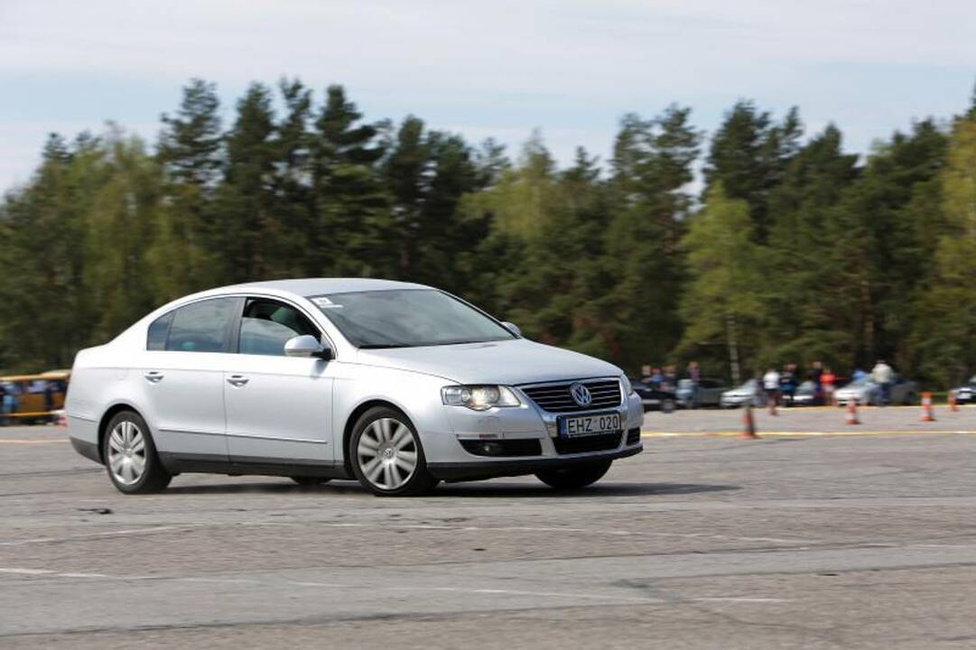 Klaipėdoje aikštelėje prie jūros įvyko automobilių slalomas