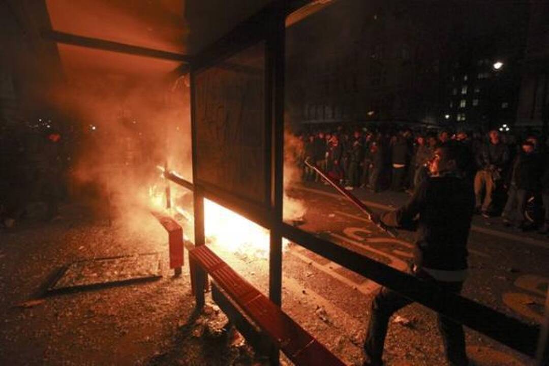 Britanijoje antrąkart dėl mokesčių už mokslą protestuojantys studentai susirėmė su policija