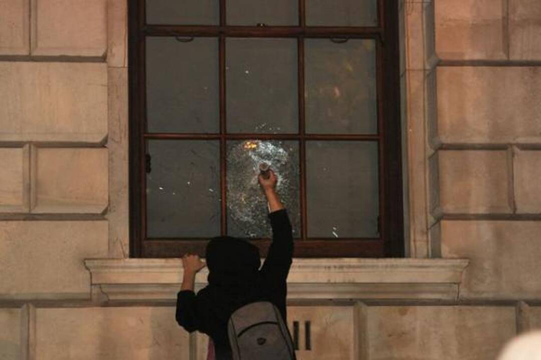 Britanijoje antrąkart dėl mokesčių už mokslą protestuojantys studentai susirėmė su policija
