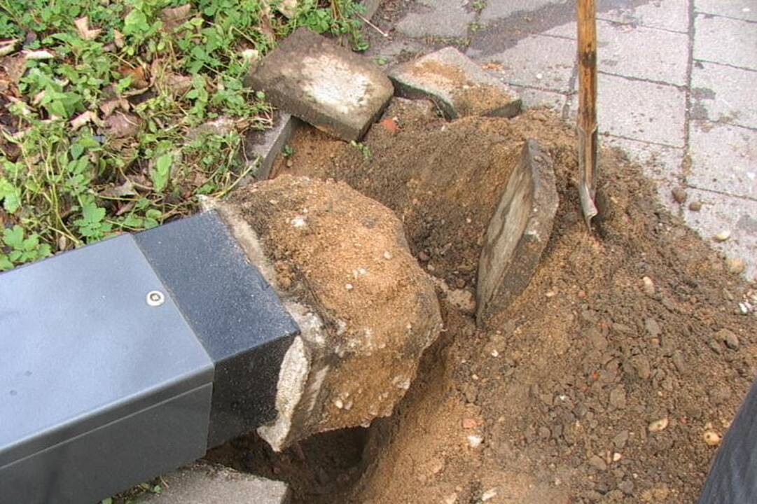 Vairuotojas Klaipėdoje nuvertė stovos skaitiklį