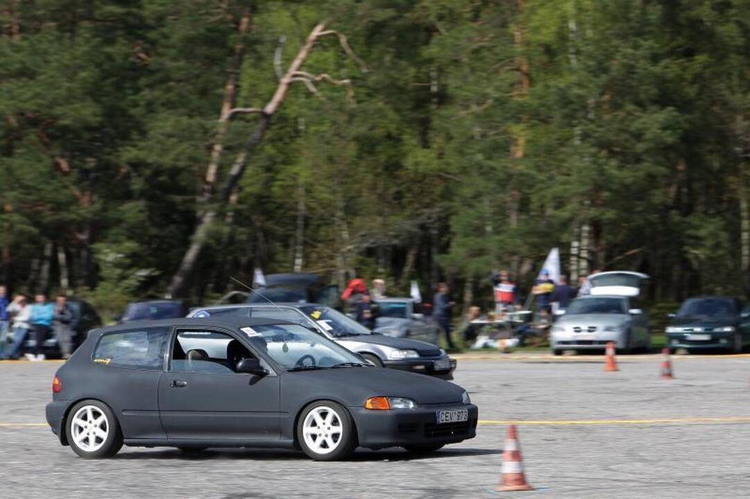 Klaipėdoje aikštelėje prie jūros įvyko automobilių slalomas