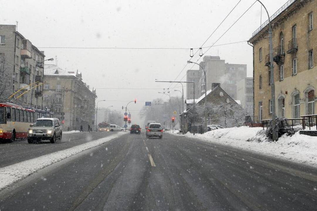 Sniegas gatvėse sukėlė chaosą (1 žuvo, daug sužeistų)