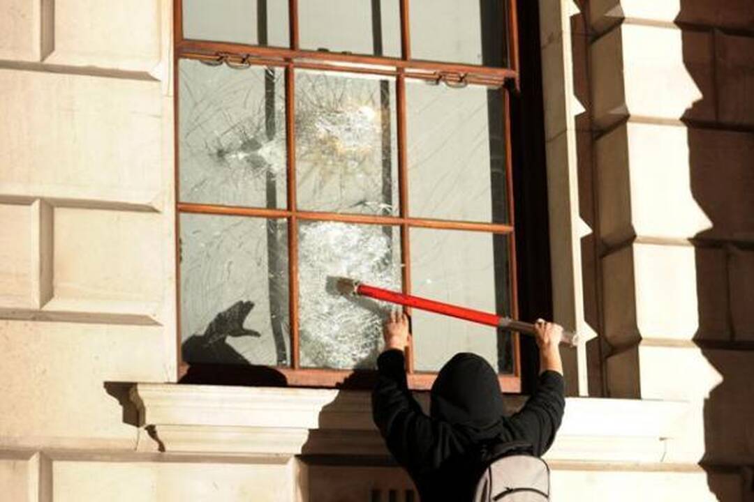 Britanijoje antrąkart dėl mokesčių už mokslą protestuojantys studentai susirėmė su policija