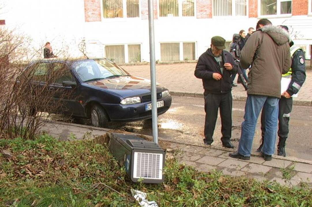 Vairuotojas Klaipėdoje nuvertė stovos skaitiklį