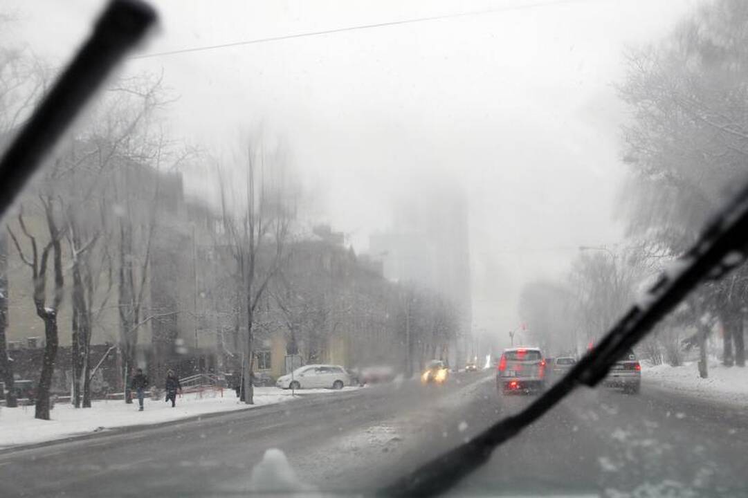 Sniegas gatvėse sukėlė chaosą (1 žuvo, daug sužeistų)