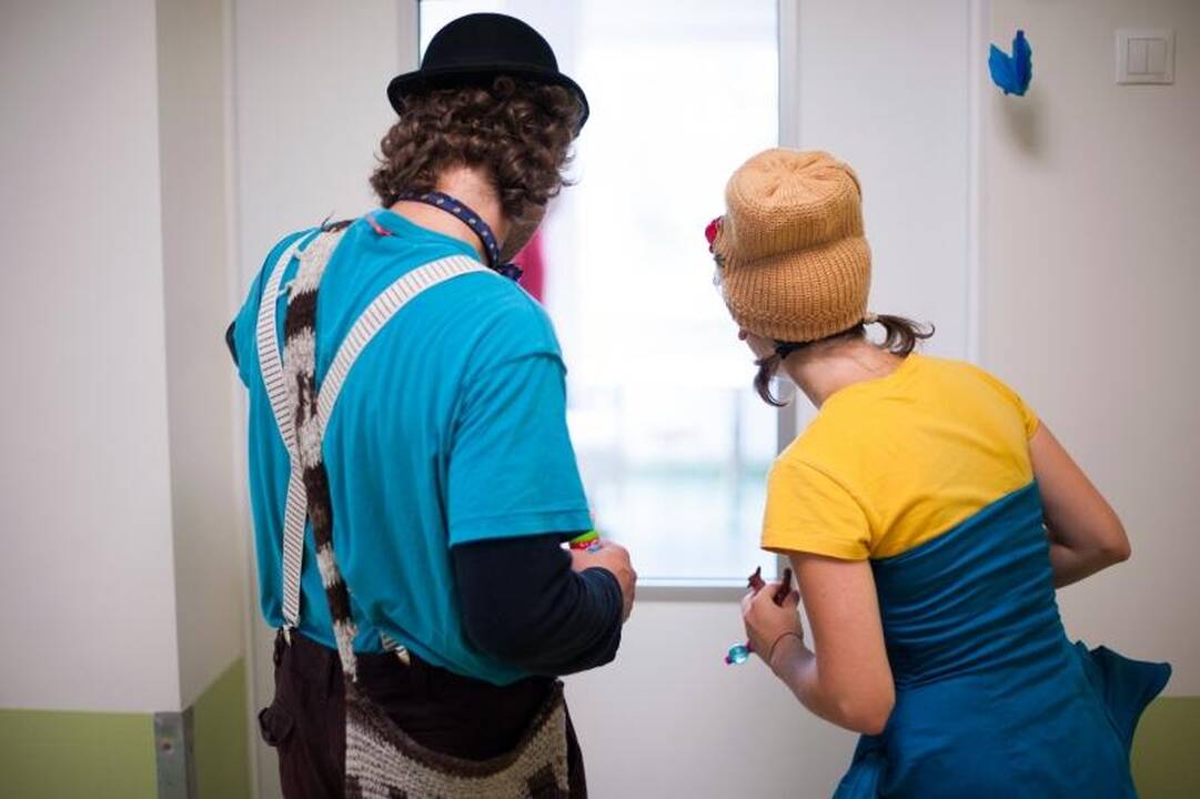 Klounai sergantiems vaikams dalijo šypsenas