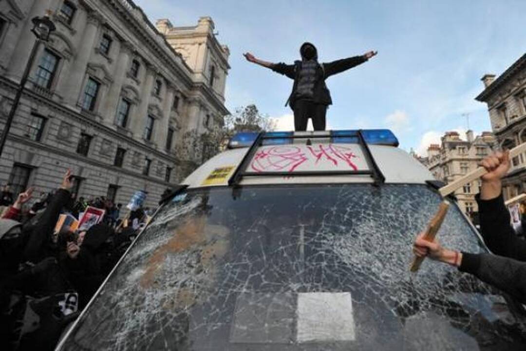 Britanijoje antrąkart dėl mokesčių už mokslą protestuojantys studentai susirėmė su policija