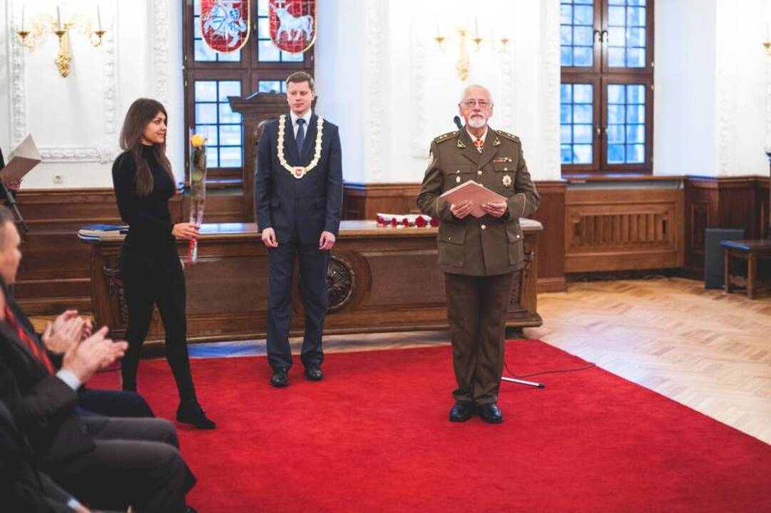 Nežinomo kareivio kapą nuklojo glėbiai gėlių