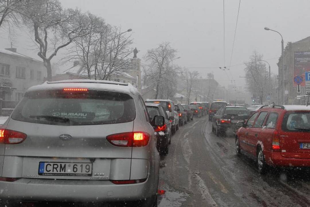 Sniegas gatvėse sukėlė chaosą (1 žuvo, daug sužeistų)