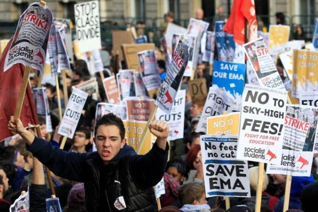 Britanijoje antrąkart dėl mokesčių už mokslą protestuojantys studentai susirėmė su policija