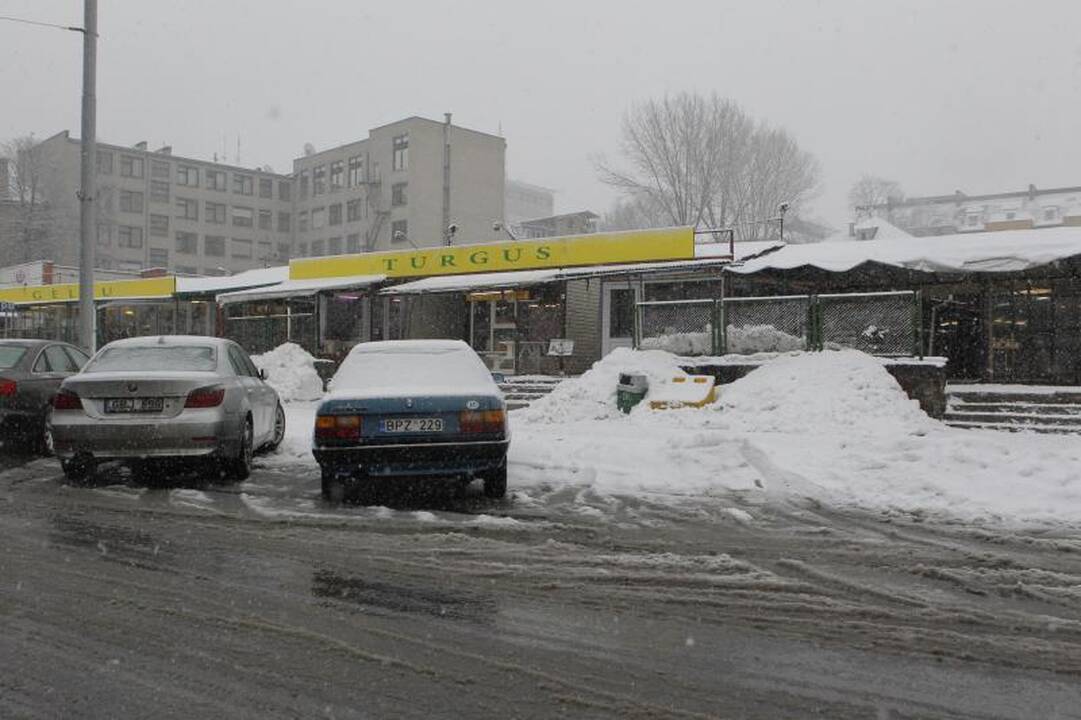 Sniegas gatvėse sukėlė chaosą (1 žuvo, daug sužeistų)