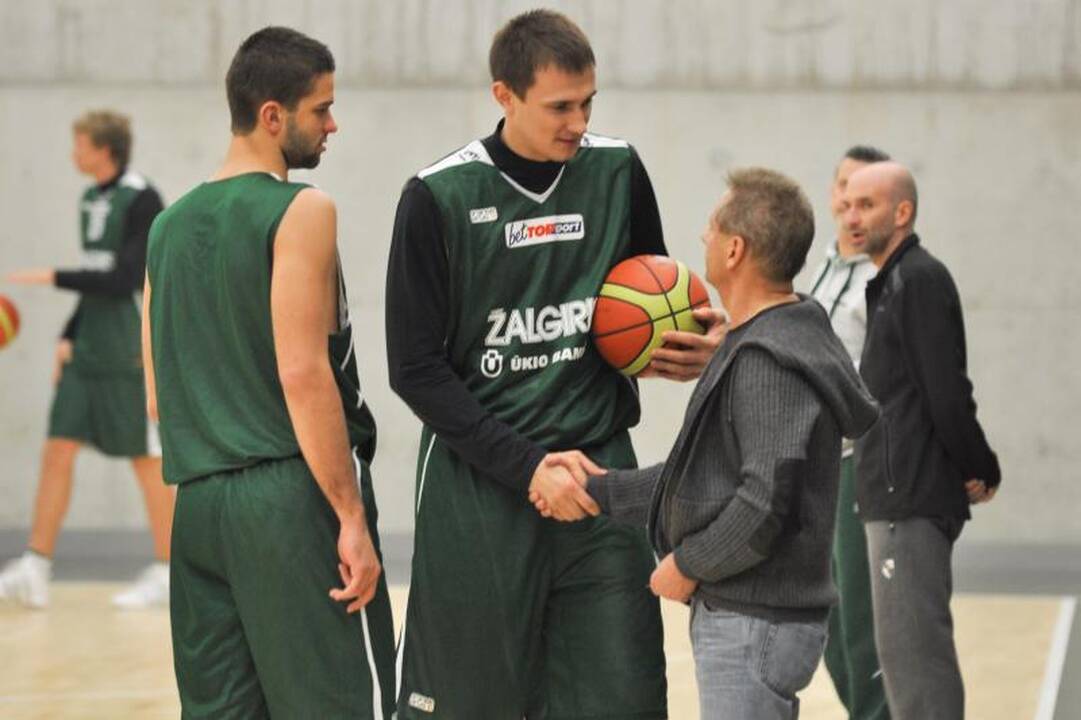 Krepšinio veteranai pagerbė legendinį trenerį