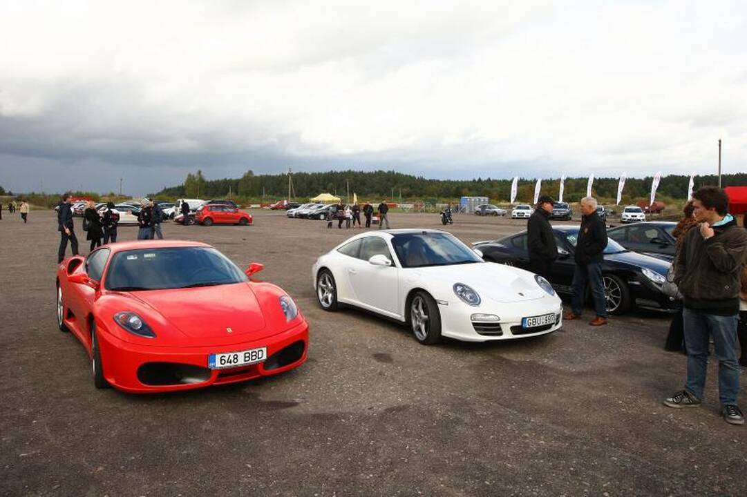 Autosporto mėgėjų šventę  Kačerginėje apniaukė lietus 