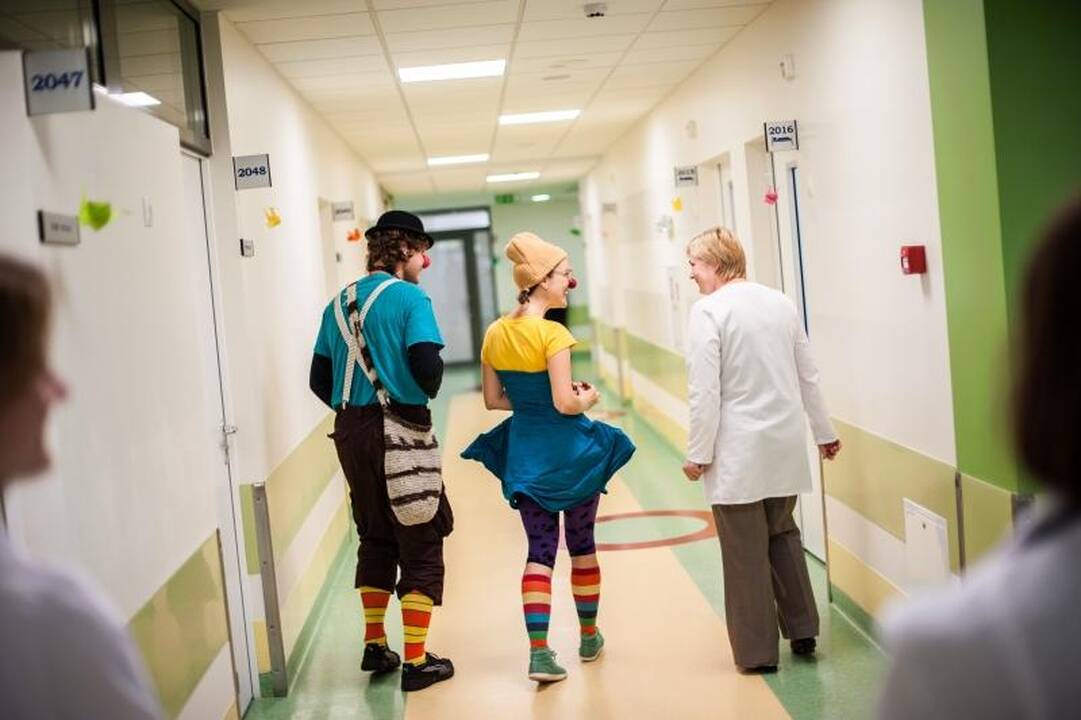 Klounai sergantiems vaikams dalijo šypsenas