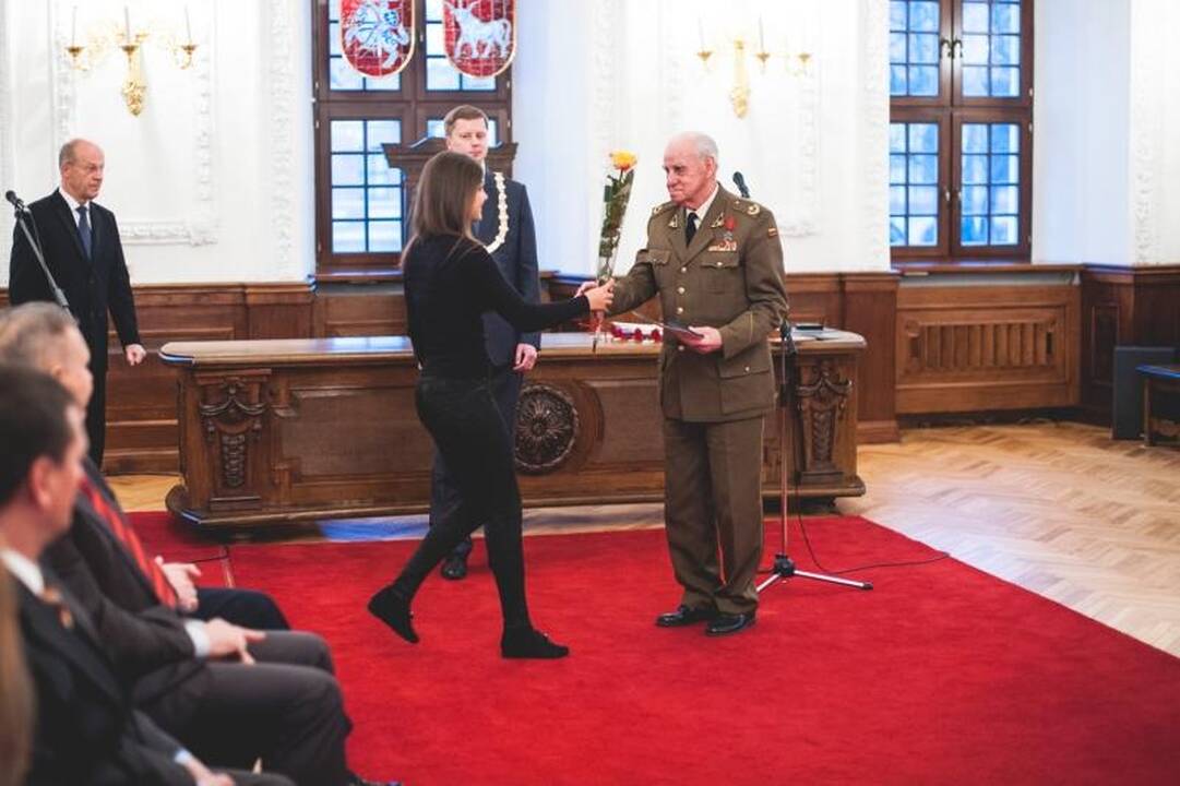 Nežinomo kareivio kapą nuklojo glėbiai gėlių