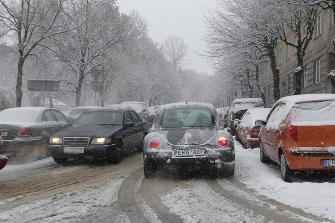 Sniegas gatvėse sukėlė chaosą (1 žuvo, daug sužeistų)