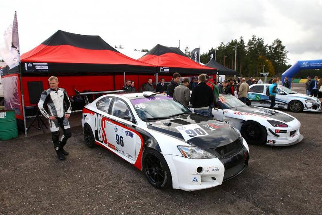 Autosporto mėgėjų šventę  Kačerginėje apniaukė lietus 