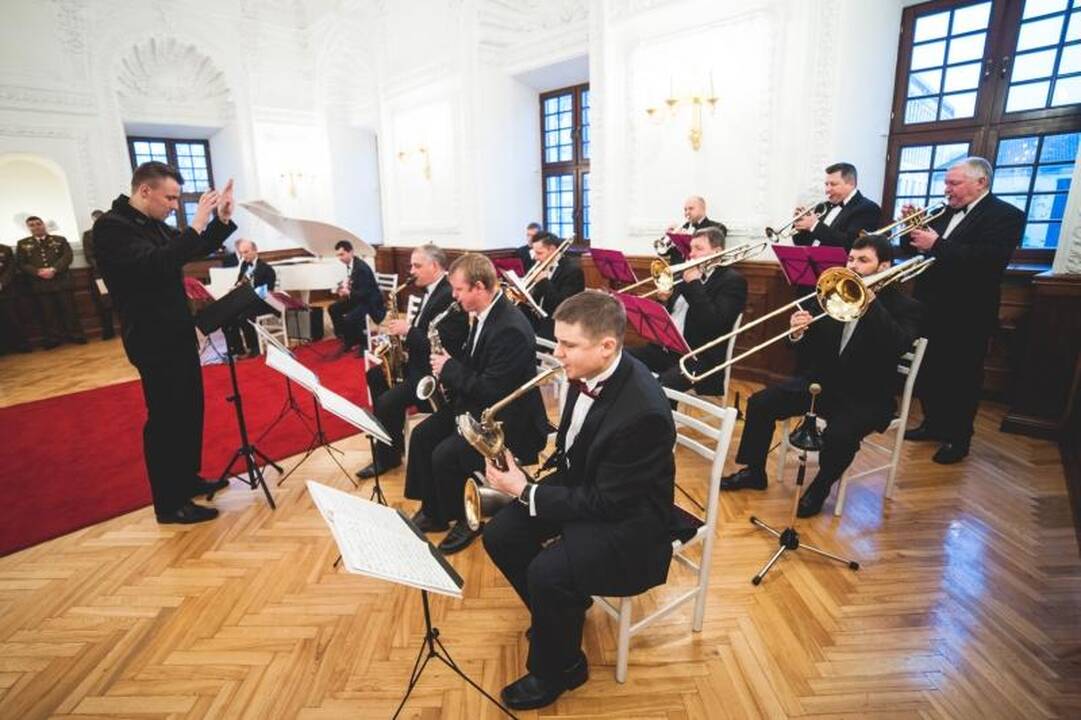 Nežinomo kareivio kapą nuklojo glėbiai gėlių