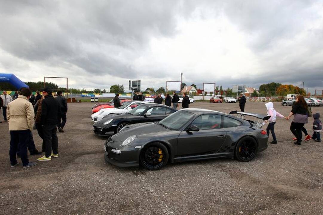 Autosporto mėgėjų šventę  Kačerginėje apniaukė lietus 