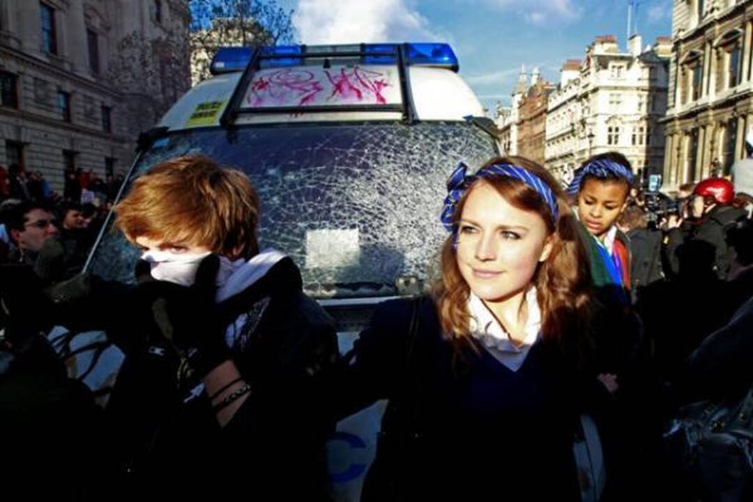 Britanijoje antrąkart dėl mokesčių už mokslą protestuojantys studentai susirėmė su policija
