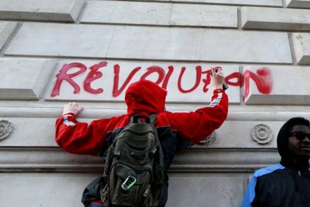 Britanijoje antrąkart dėl mokesčių už mokslą protestuojantys studentai susirėmė su policija
