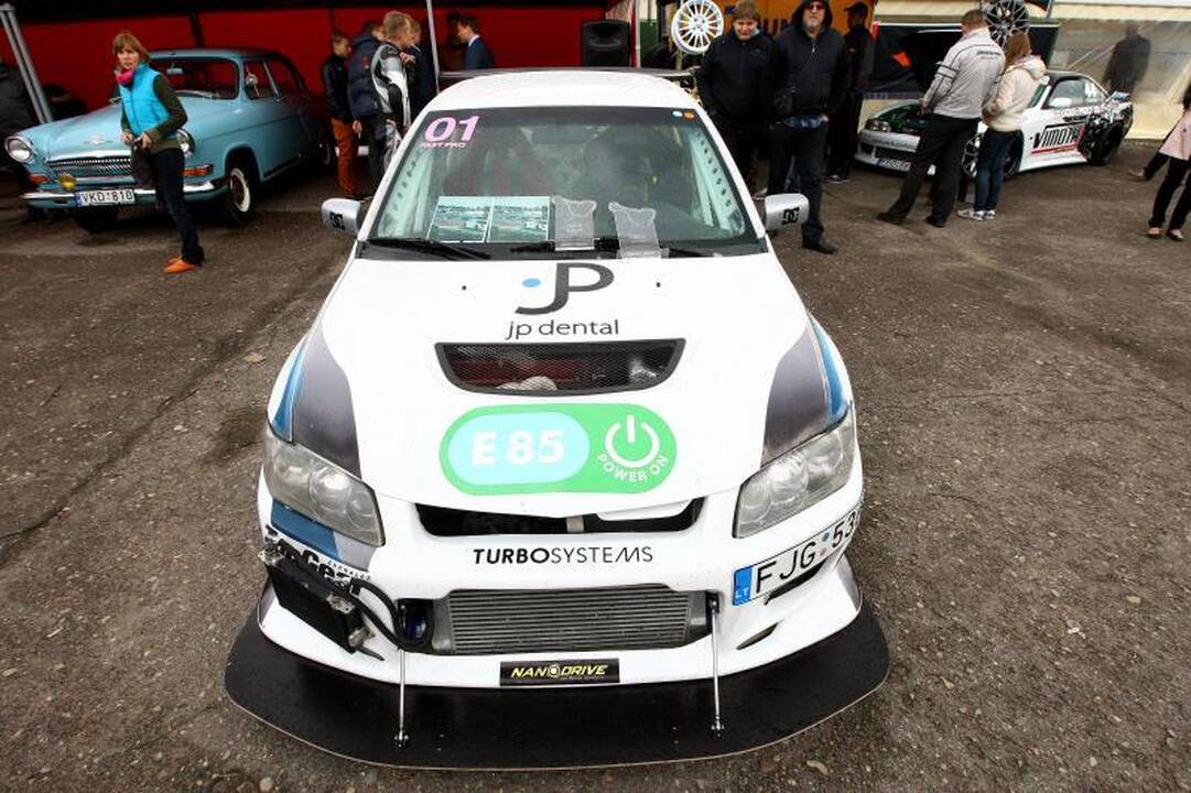 Autosporto mėgėjų šventę  Kačerginėje apniaukė lietus 