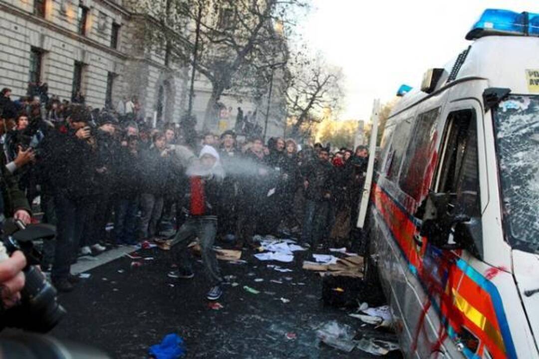 Britanijoje antrąkart dėl mokesčių už mokslą protestuojantys studentai susirėmė su policija