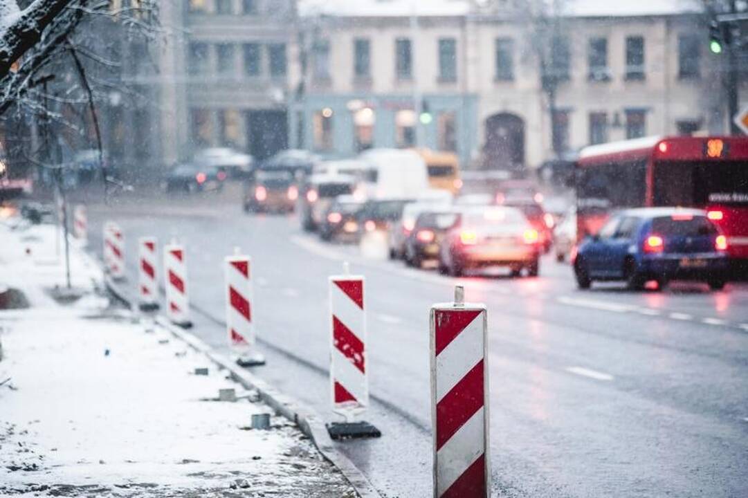 Pirmasis gruodžio sniegas į gatves išginė kelininkus