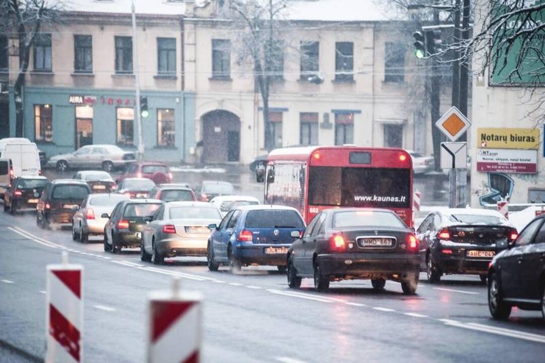 Pirmasis gruodžio sniegas į gatves išginė kelininkus