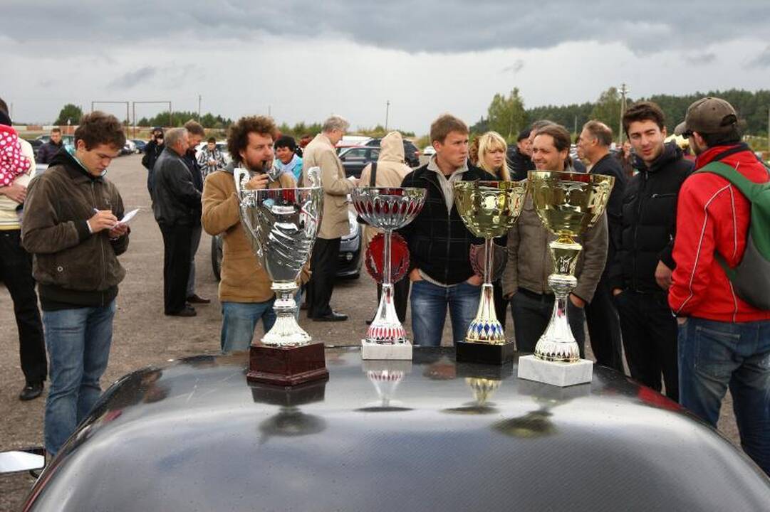 Autosporto mėgėjų šventę  Kačerginėje apniaukė lietus 