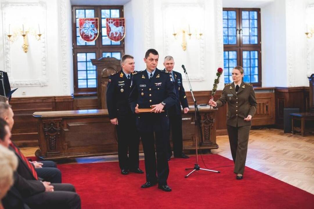 Nežinomo kareivio kapą nuklojo glėbiai gėlių