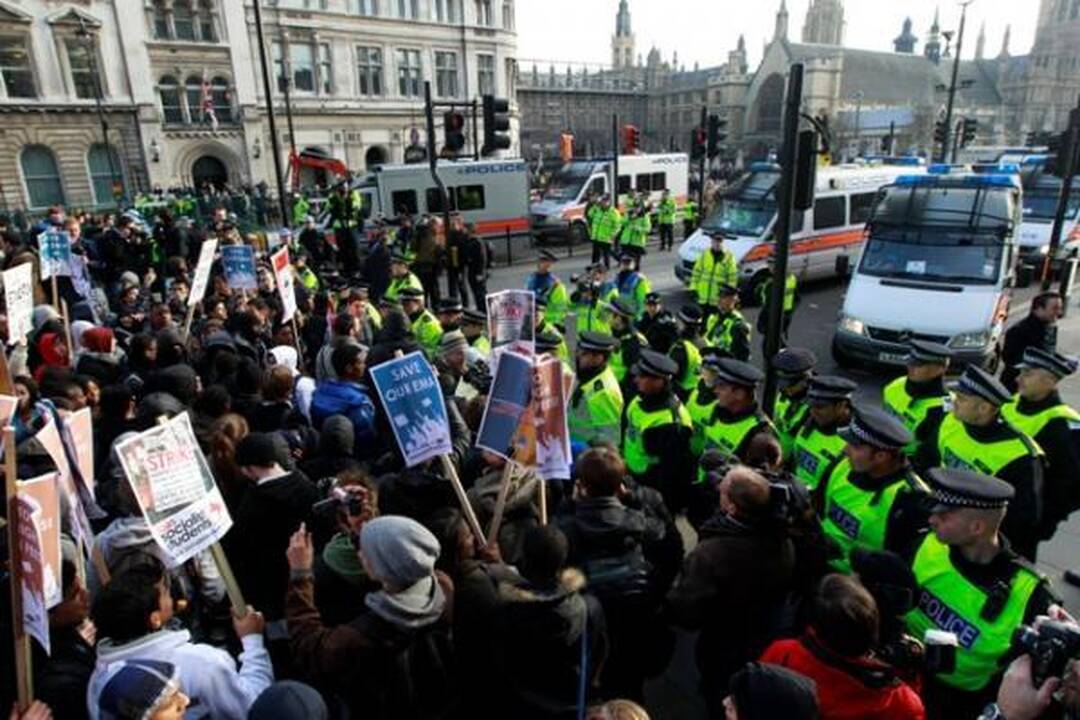 Britanijoje antrąkart dėl mokesčių už mokslą protestuojantys studentai susirėmė su policija