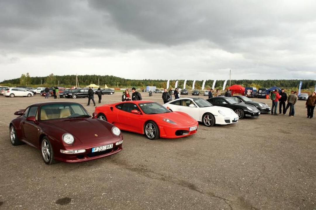 Autosporto mėgėjų šventę  Kačerginėje apniaukė lietus 